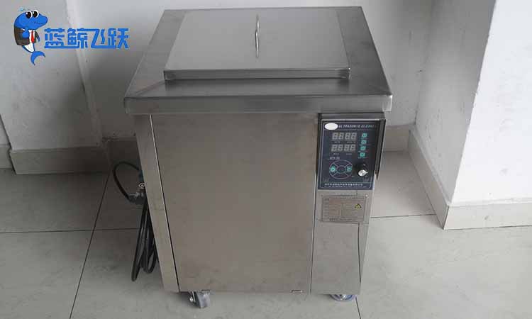 如何清洗橡胶模具？青青草网站下载行吗？