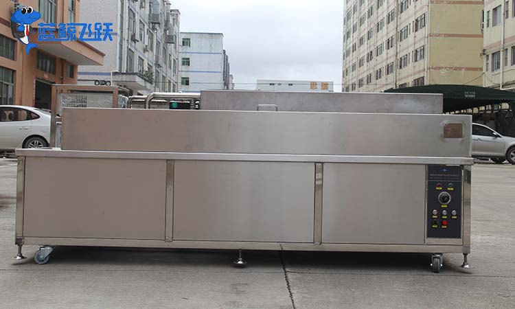 操作超声波清洗器时应做哪些保护？