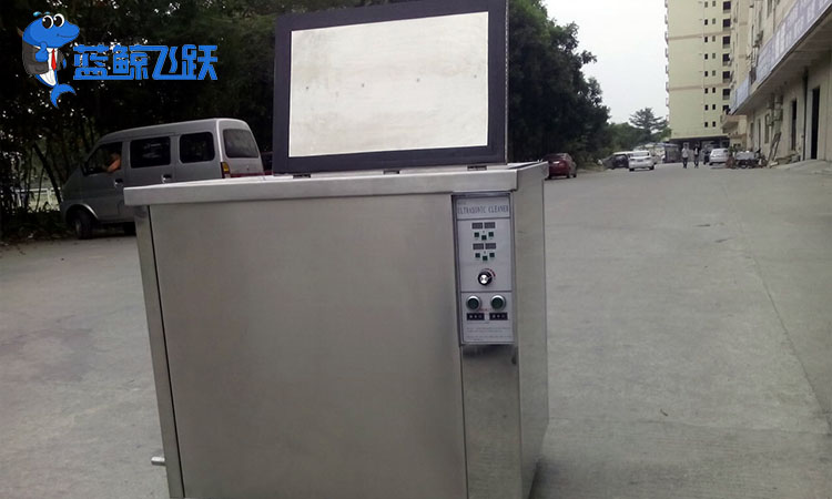 青青草网站下载：清洗金属光学镜片的高效方式