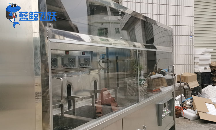 青青草网站下载中的白色塑料材料解析