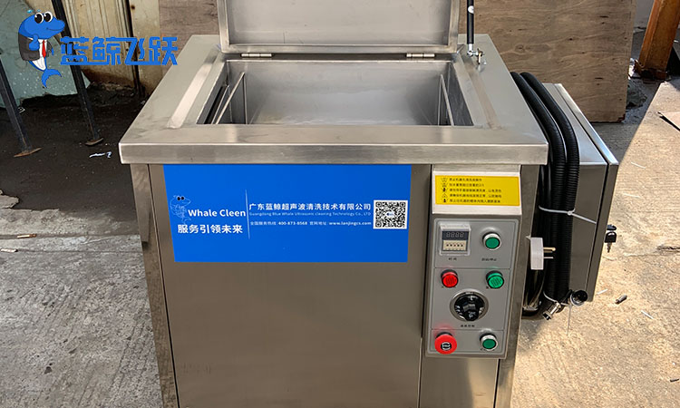 青青草网站下载槽放什么液体？清洗液选择与应用指南